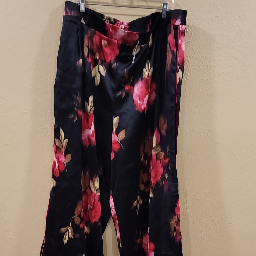 NWT Torrid Floral Black and Fushia Satin Wide-Leg Pants 3S
